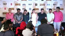 Salman PULLS Kareena's LEG at Bajrangi Bhaijaan TRAILER LAUNCH