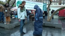 Le sheltersuit : le manteau sac de couchage pour sans-abris