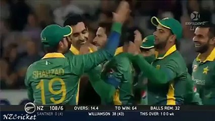 shaid afridi great catch to dismiss Mitchel Santner