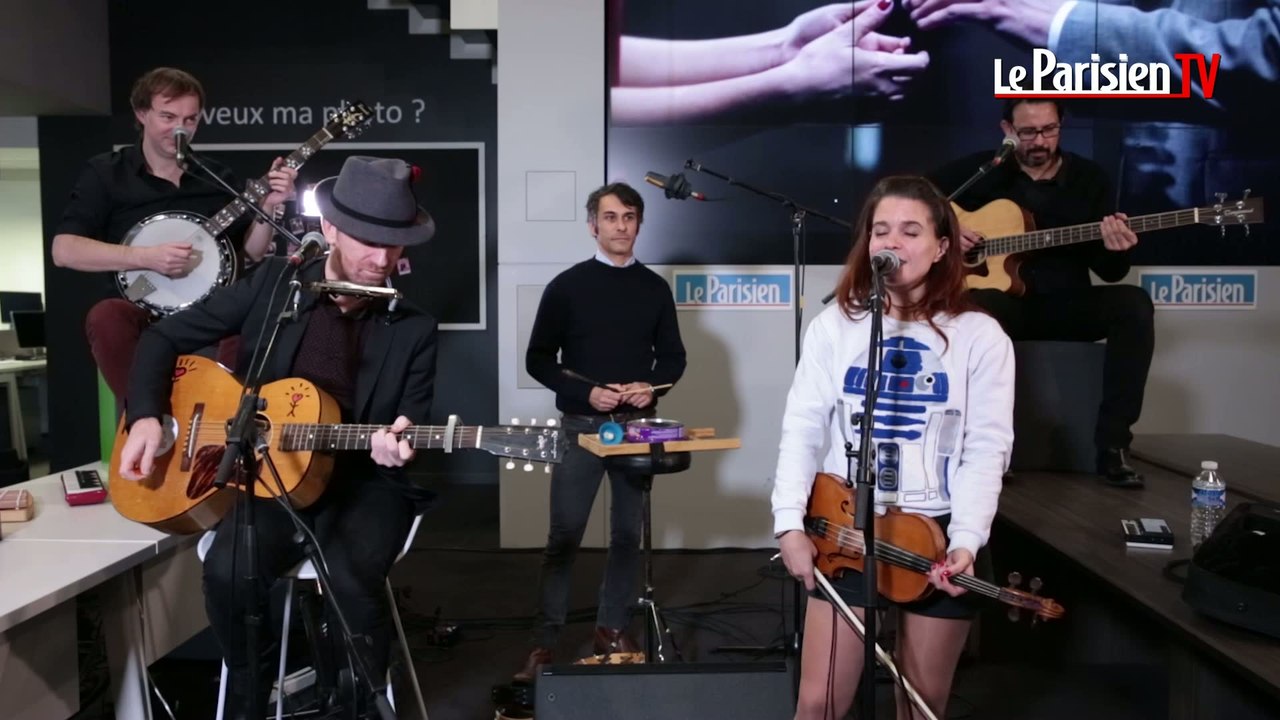 Dionysos interprète « I Follow Rivers » en live au Parisien