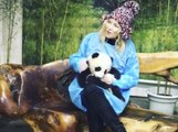 Exclu Vidéo : Kate Hudson : Sa tendre rencontre avec un bébé panda à Shanghai !
