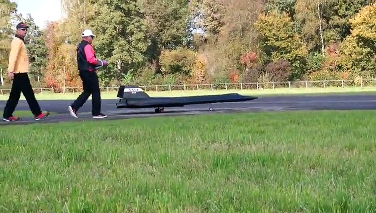 LOCKHEED SR-7BLACKBIRD GIGANTIC RC SCALE MODEL JET FLIGHT DISPLAY / RC Airshow Hausen 201 Hobby And Fun