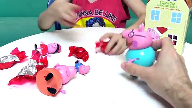 Peppa Pig George e Família Pig Comem BomBom da Casa da Peppa! Em Português. Brinquedos Toys Funny So Much! Videos
