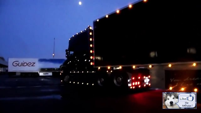 Очень красивая ночная фура паркуется