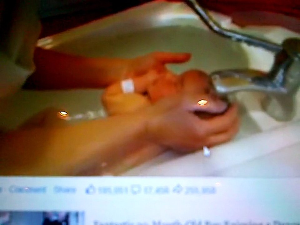 bain d`un bebe juste apres l`accouchement