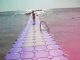 Mira cómo este grupo de personas colocaron una especie de alfombra en el mar