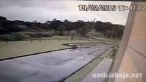 Câmera da Sul Brasil flagra momento do acidente entre caminhão e ônibus