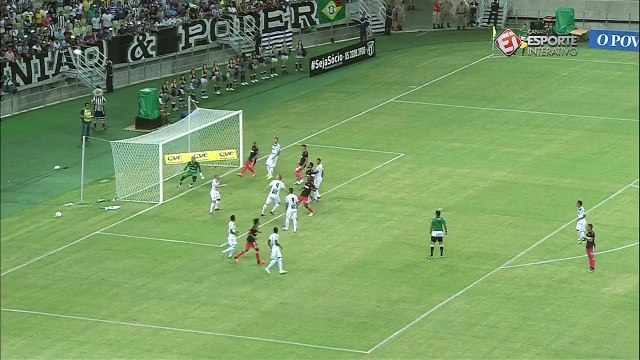 Após cruzamento de Everton, Juan cabeceia para fora