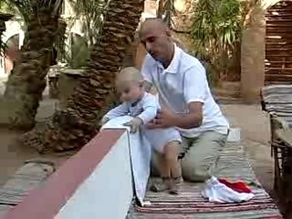 Siwa en jouant.