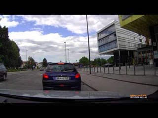 безумный автокатастрофа into сырье кадры