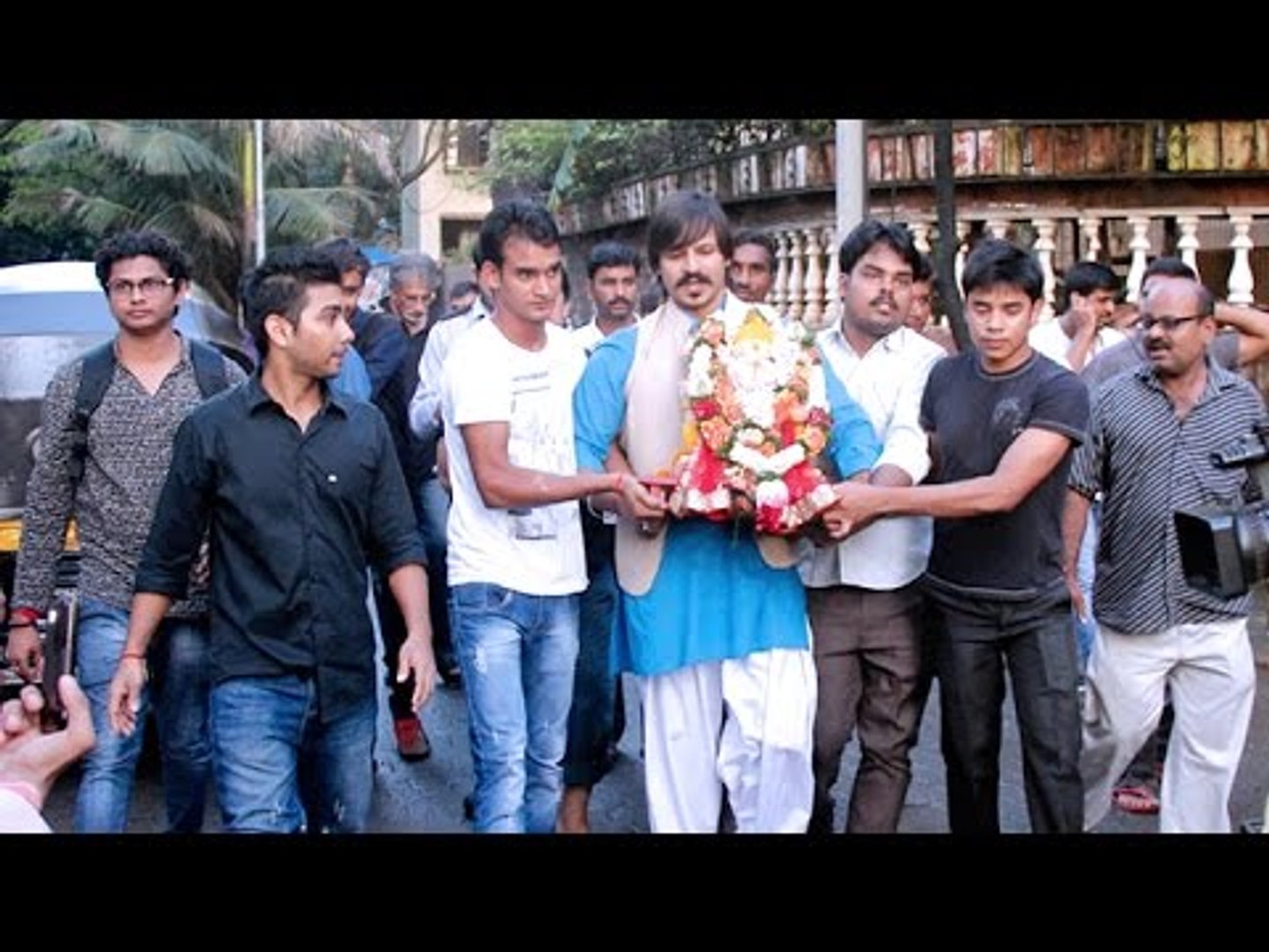 Vivek Oberoi celebrates Ganpati Visarjan | Latest Bollywood News