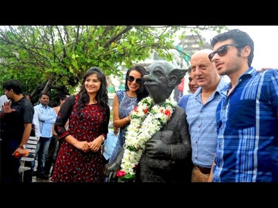 Ekkees Toppon Ki Salaami Team Gives An Ode To R K Laxman's Statue | Latest Bollywood News