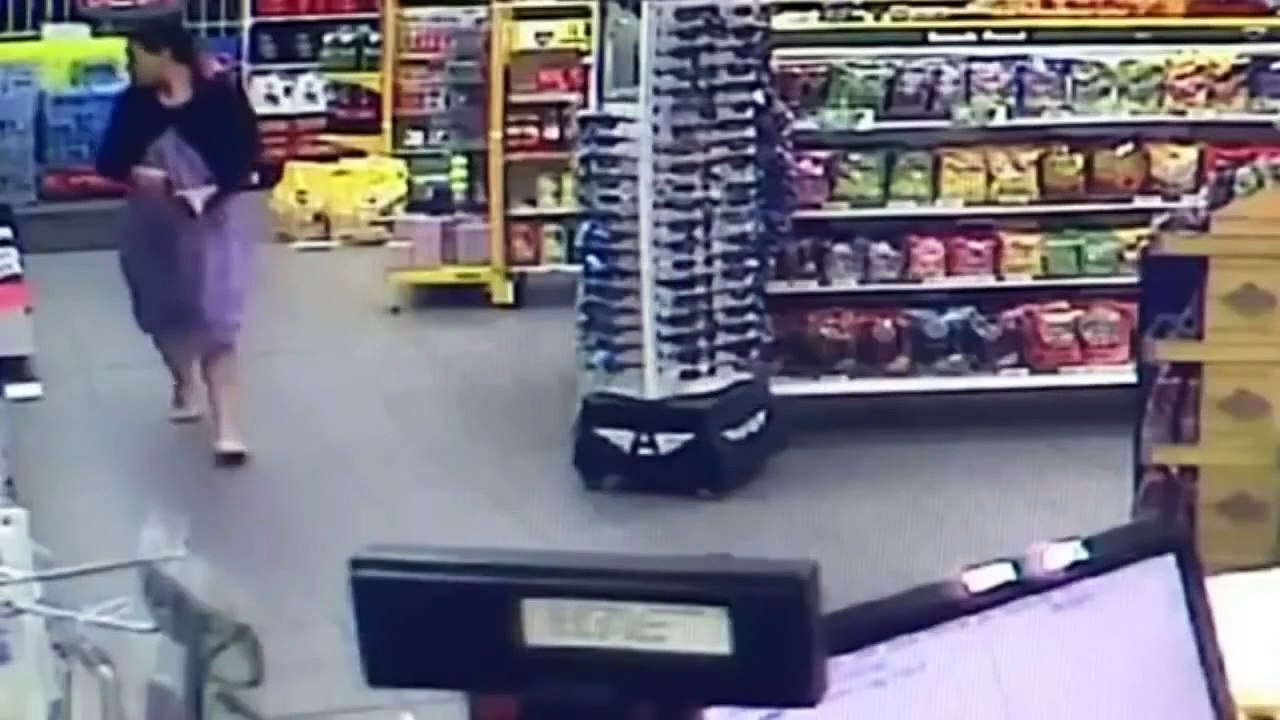 Une femme fait paisiblement ses courses quand soudain...