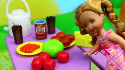 Little Mermaid vs Barbie Swimming Pool Race! Frozen Elsa & Mike Merman cheer Disney Prince