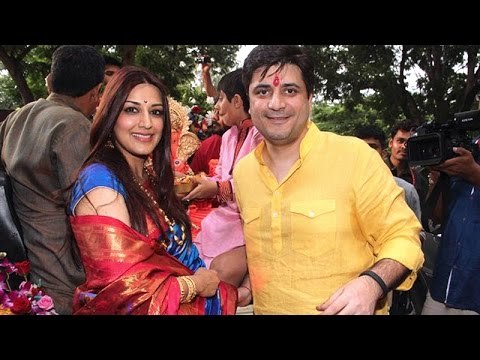 Sonali Bendre & Goldie Behl take Their Ganesh Idol for Visarjan | Latest Bollywood News