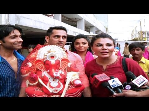Rakhi Sawant spotted dancing at 'Ganpati Visarjan' | Latest Bollywood News