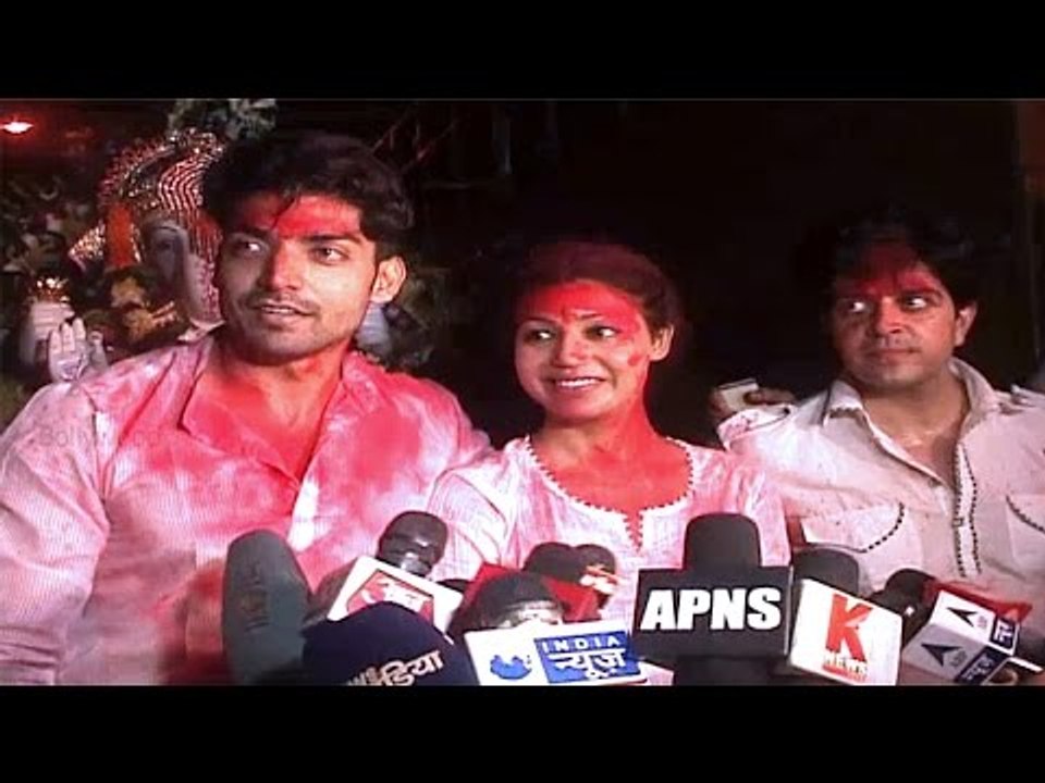 Gurmeet Chaudhary And Debina Bonerjee Dance Off At Ganpati Visarjan | Latest Bollywood News