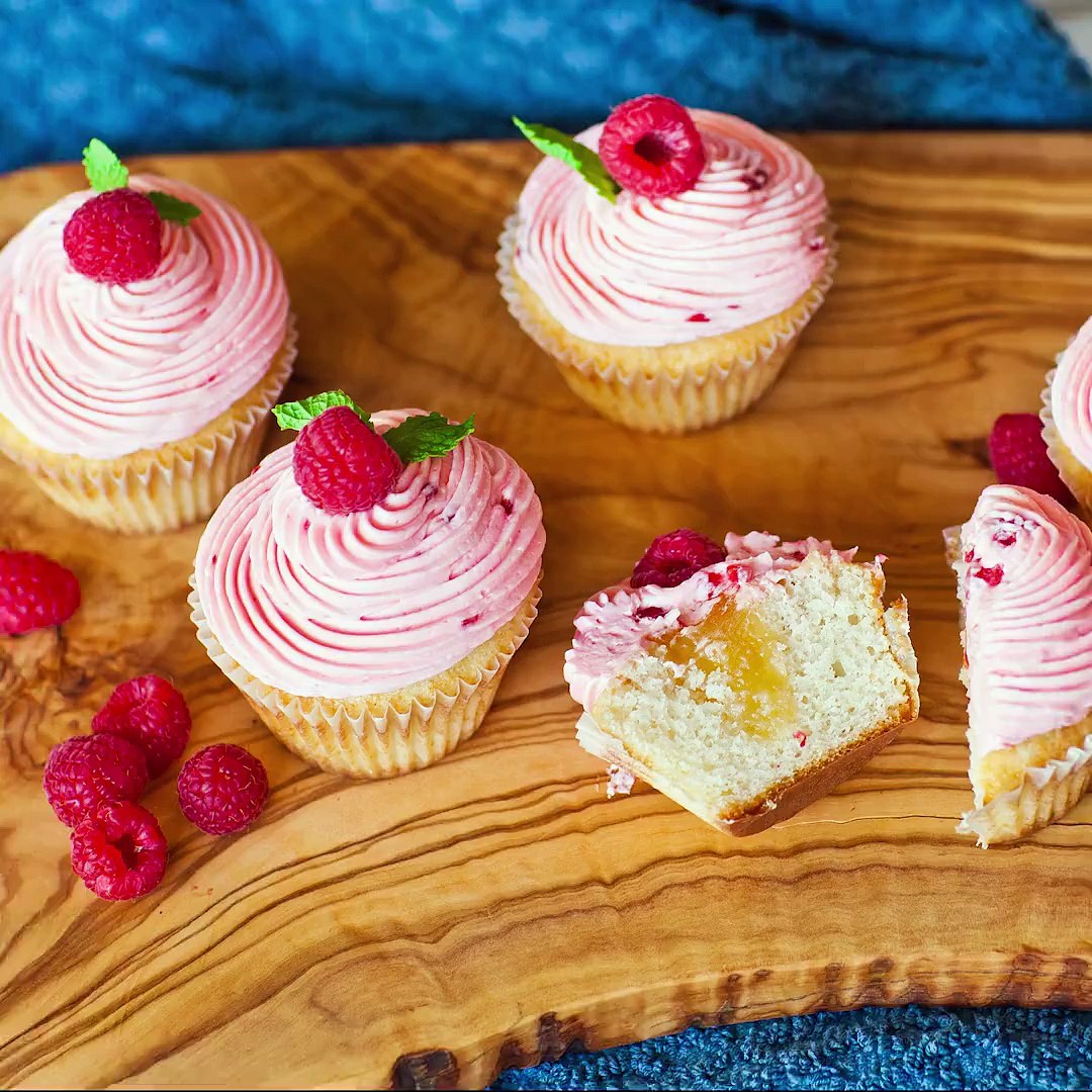 ⁣Raspberry Lemon-Surprise Cupcakes