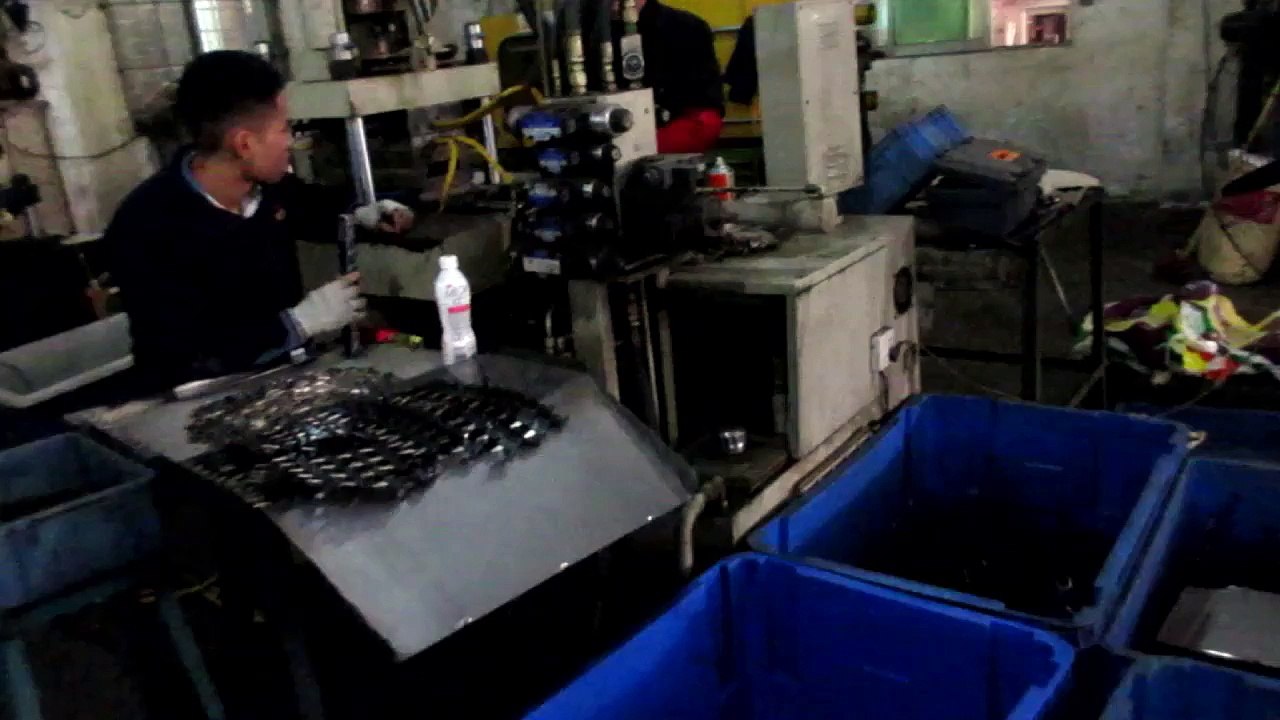 Furniture Hardware, Furniture Fittings and Cabinet Hardware - China: Door and Drawer Furniture Locks / production 4