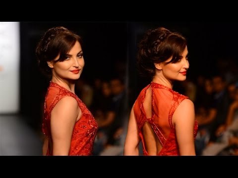 Red Hot Elli Avram Walks The Ramp at Lakme Fashion Week 2014 | Latest Bollywood News