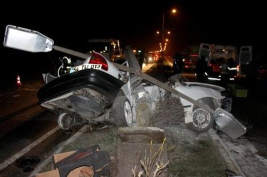 Aydınlatma Direğine Çarpan Otomobilden Fırlayan Sürücü Öldü