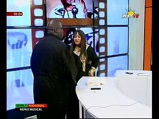 Vidéo:Sa Ndiogou essaie la danse, « coller la Petite » sur Souka