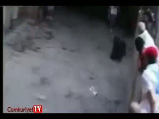Genç kıza boğa saldırısı kamerada