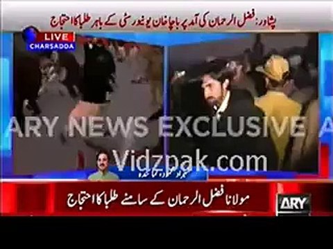 How Students Insulted Maulana Fazal ur Rehman Reaching on Bacha Khan University(