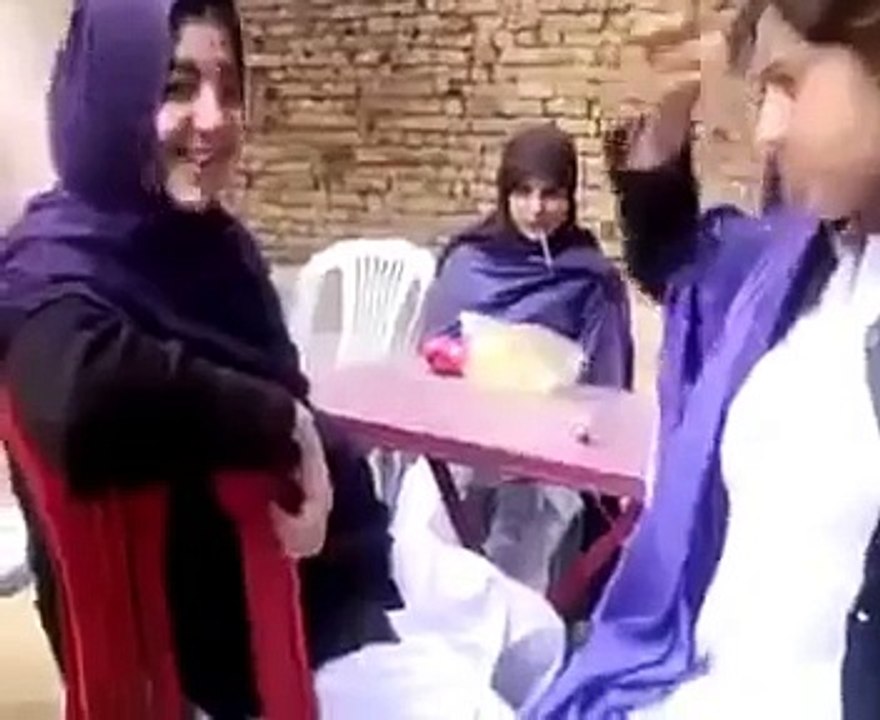 کالج کی لڑکیاں سکینڈل بنانے میں سب سے آگے - فارغ وقت میں وہ کیا کرتی ہیں