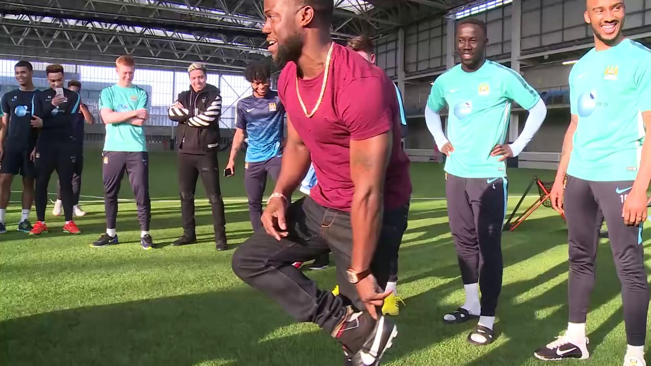 KEVIN HART essaie de marquer un penalty à JOE HART le gardien de Manchester city