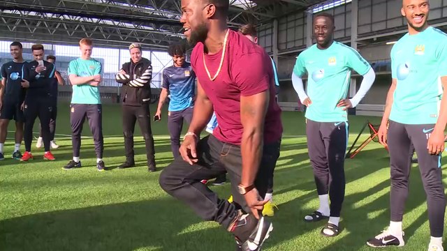 KEVIN HART essaie de marquer un penalty à JOE HART le gardien de Manchester city