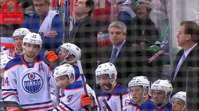 Ce joueur de Hockey stop le palet avec son entre-jambe - KO direct...