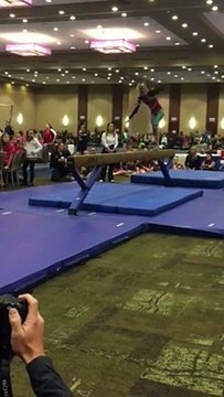 Cette Gymnaste amputée d'une jambe est une athlète très douée! Performance énorme