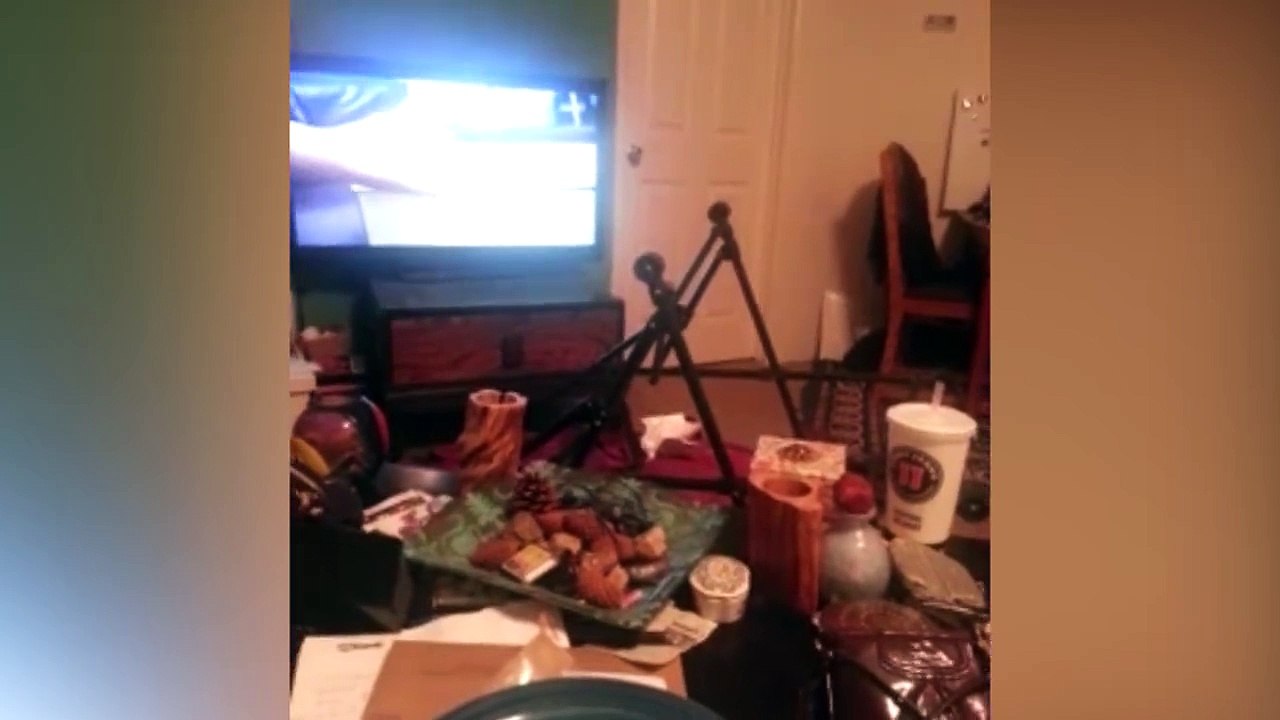 Un gamin mangé par sa chaise