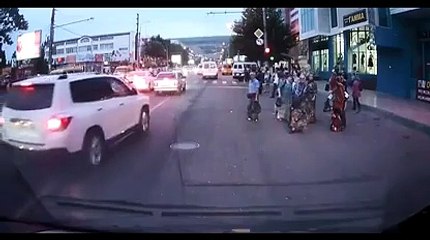 Ce conducteur ne voit pas le feu rouge... Road rage de dingue