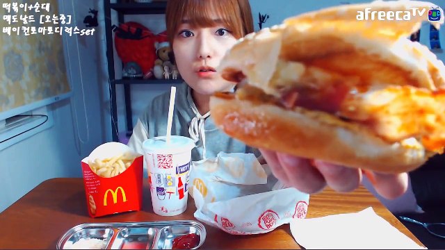 맥도날드 베이컨토마토디럭스햄버거 먹방! (feat.배달원을 기다리는 자세) hamburger (Termin's eating show) 터민