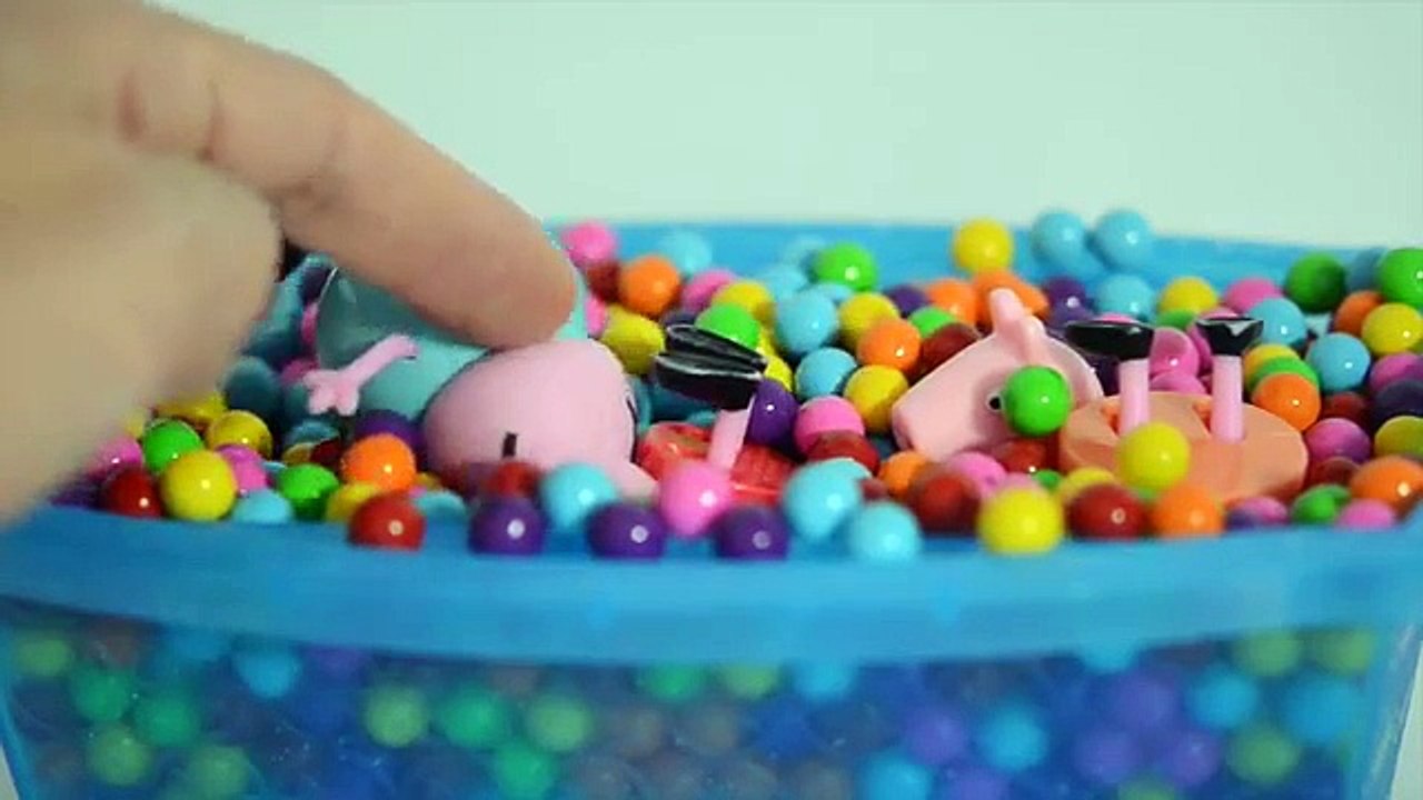 Pig George da Familia Peppa Pig na Piscina de Bolinhas de Bala!!! Em Portugues Tototoykids