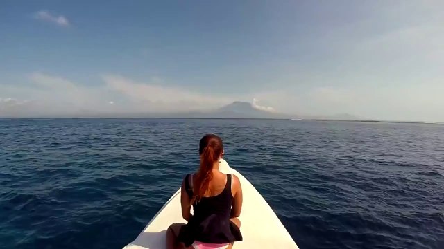 Alexander Tikhomirov filme sa superbe petite amie pendant leurs vacances à Bali