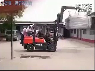 A very dangerous Crane (Funny)
