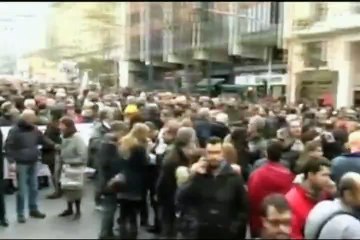 Γιατί "έφαγε" το πλακάτ στο κεφάλι ο πρόεδρος της ΓΣΕΕ;