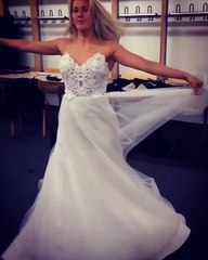 Ellie Goulding shfaqet me fustan nusërie, do të martohet?