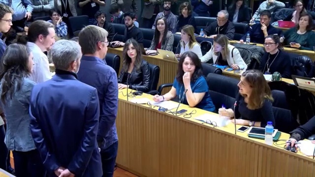 Pablo Iglesias: "Precioso abrigo de pieles el que trae usted"