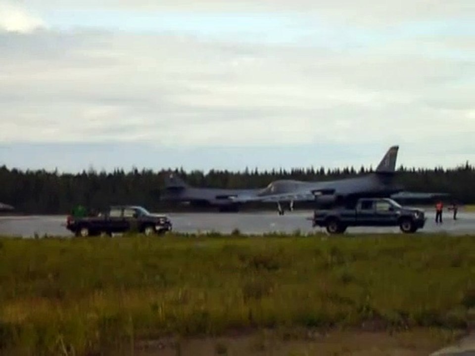 Un avion F16 retourné par un autre au moment du décollage