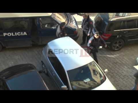 Report TV - Durrës, tre vrasësit me pagesë dalin para Gjykatës, një në burg