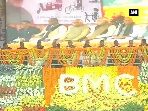 PM rides on e-rickshaw, distributes keys to beneficiaries