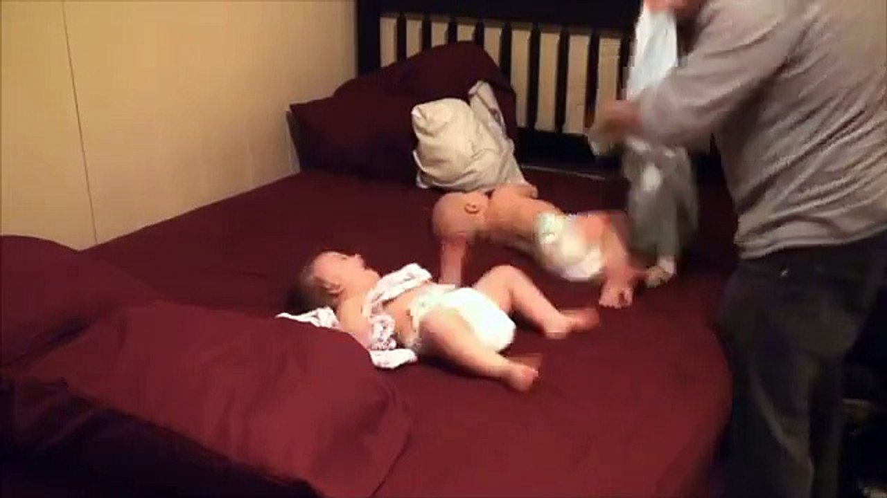 Quand des jumeaux de 10 mois donnent du fil à retordre à papa