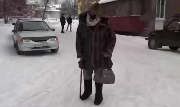 Polis, gaspçıyı yakalamak için yaşlı kadın kılığına girdi