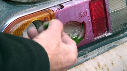 أبو عمر متمسك بمجموعة سياراته الكلاسيكية رغم الحرب في حلب