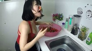 쇼리의 섹시한 딸기 (strawberry show)