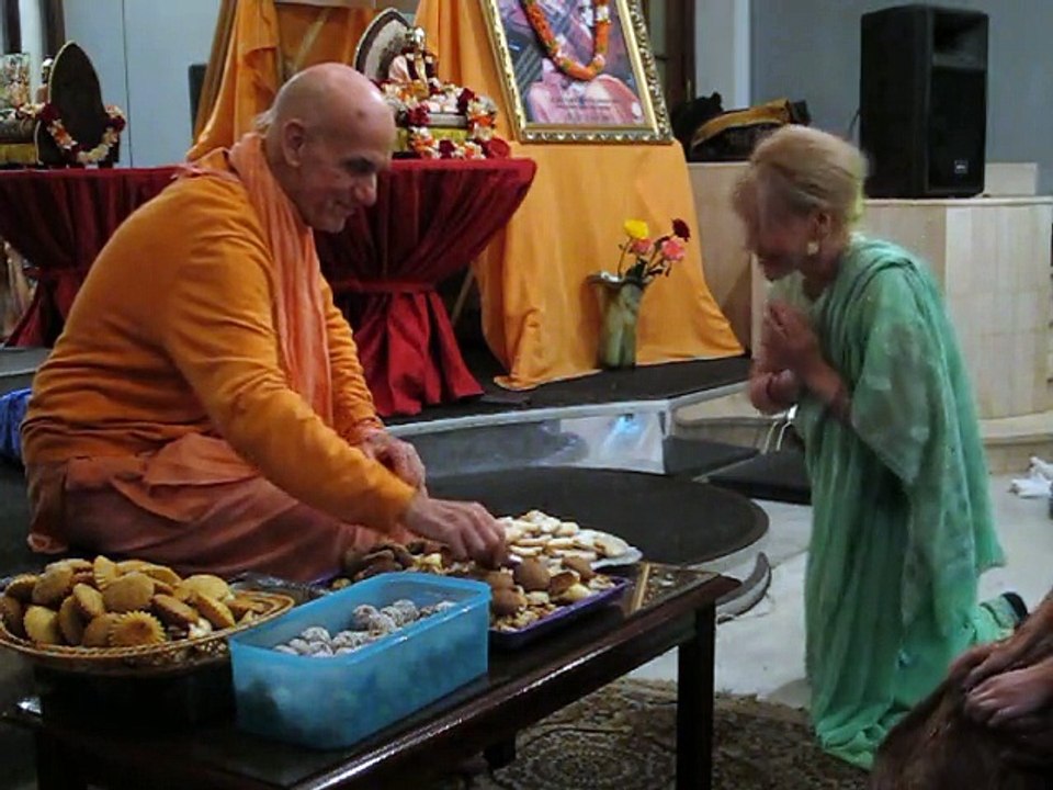 HH Trivikrama Swami giving away prasad (Day 1)